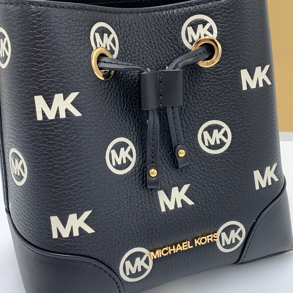 MICHAEL KORS
Mercer Small Logo Embossed Leather Bucket Bag
COLOR BLACK
NWT - Picture 5 of 16